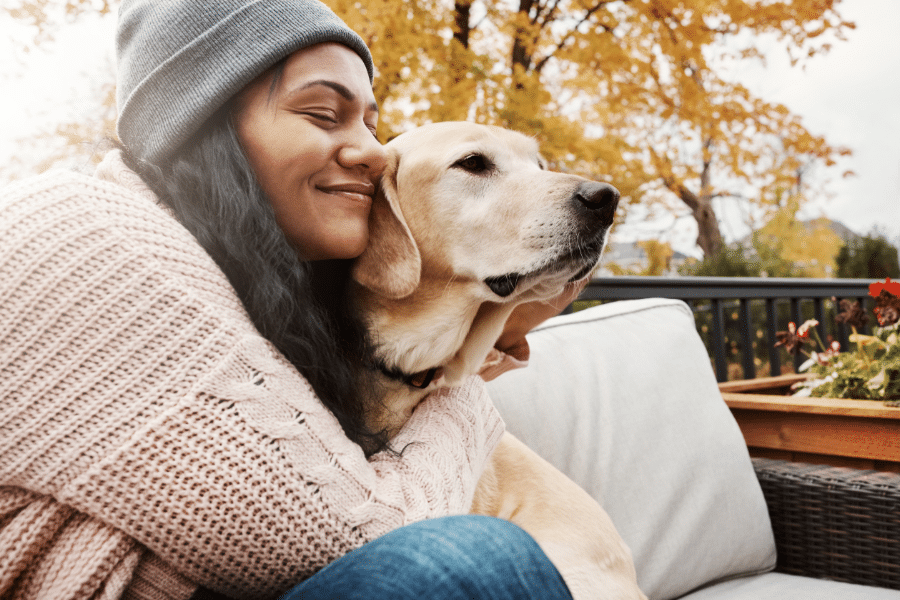 Personne câlinant un chien ayant des puces.